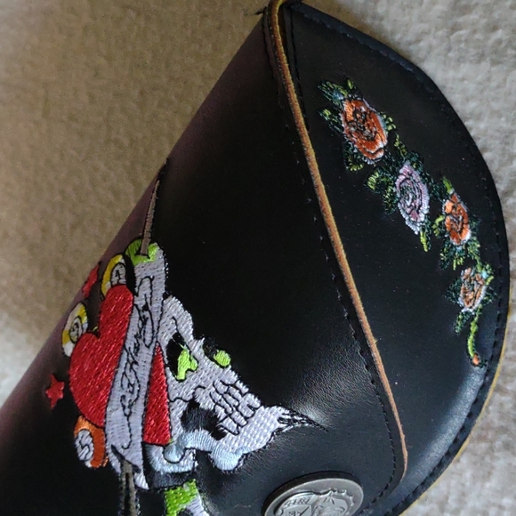 Ed Hardy vintage sunglass case with cleaning cloth - Picture 3 of 5